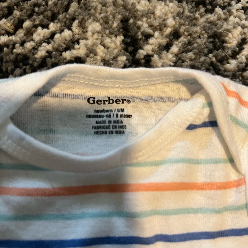 Bundle of 2 newborn baby onesies Carter’s and Gerber - Picture 2 of 7